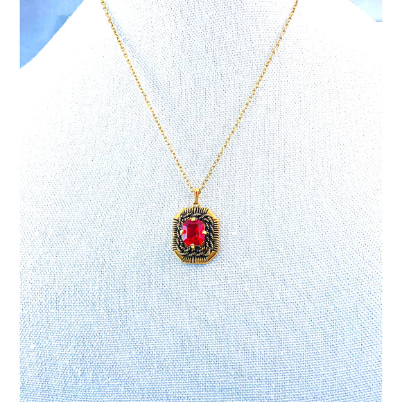 Sarah Coventry "Majorca" Red Cut Glass Pendant with Antiqued Gold Setting - 1969 - Picture 6 of 10